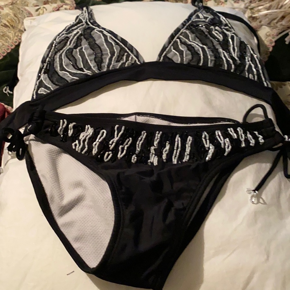 Stunning while at the pool! Gently worn. Now it’s your turn to stand out!